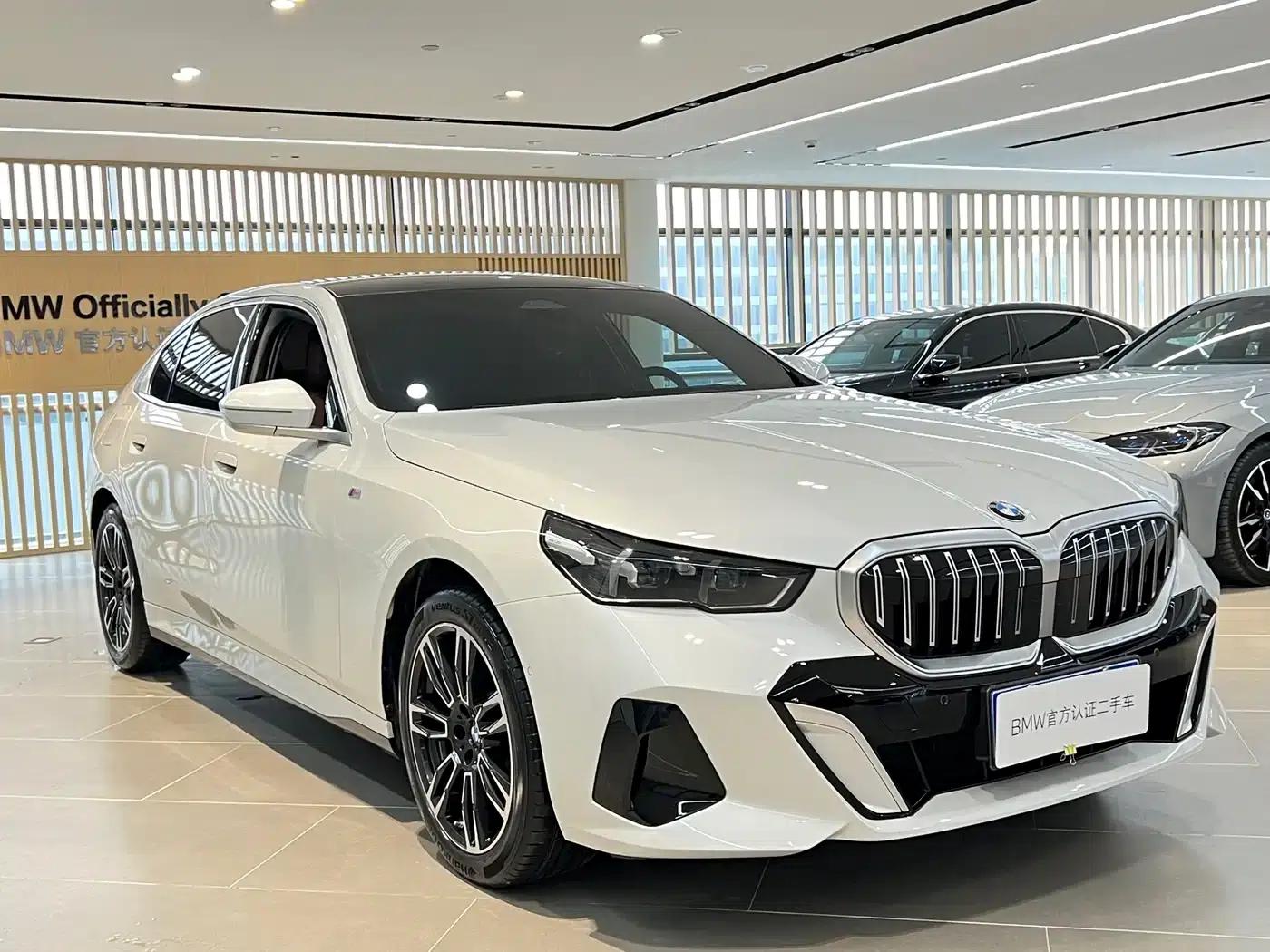 2024 BMW 5 Series 525Li M Sport Package — миниатюра 3