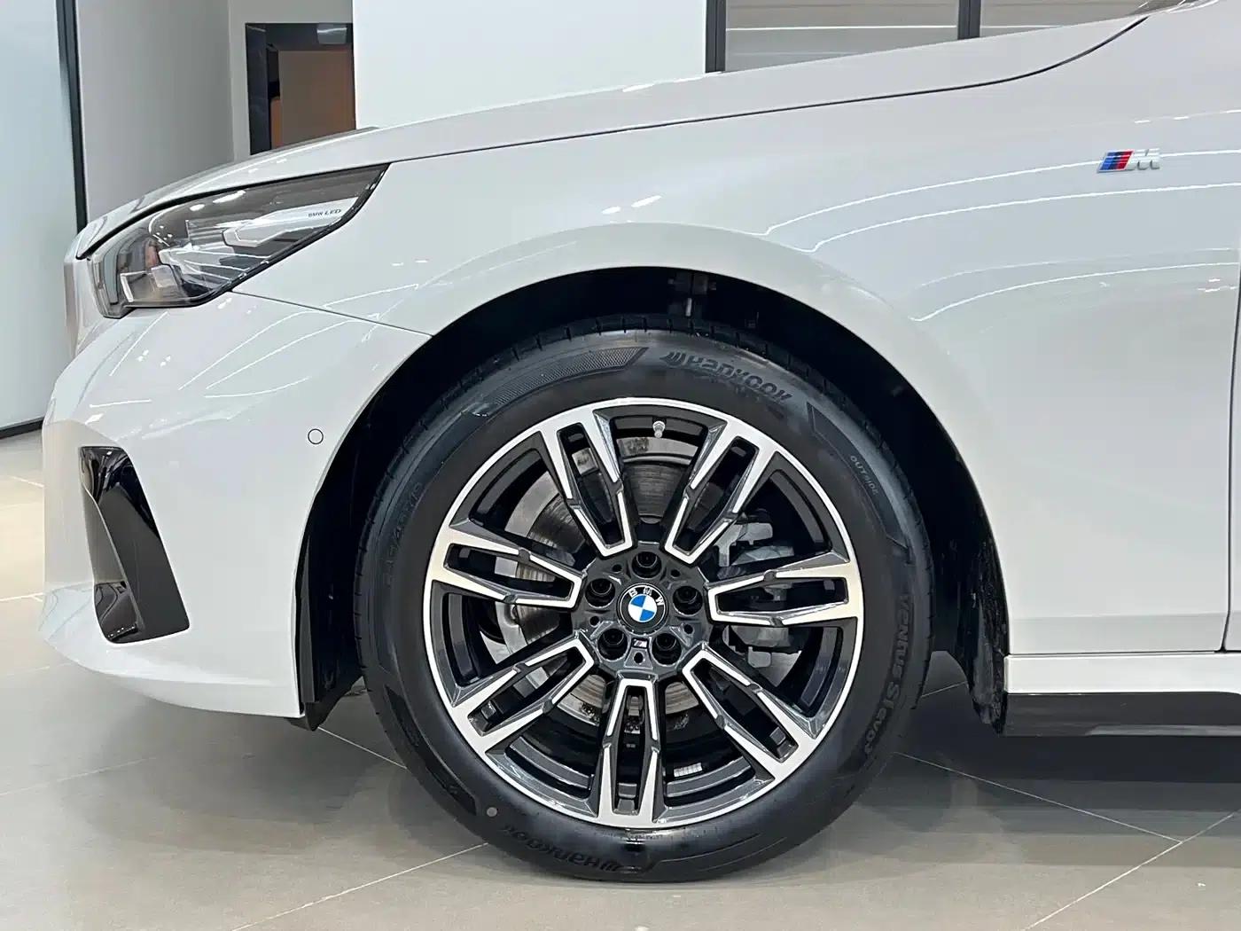 2024 BMW 5 Series 525Li M Sport Package — миниатюра 4