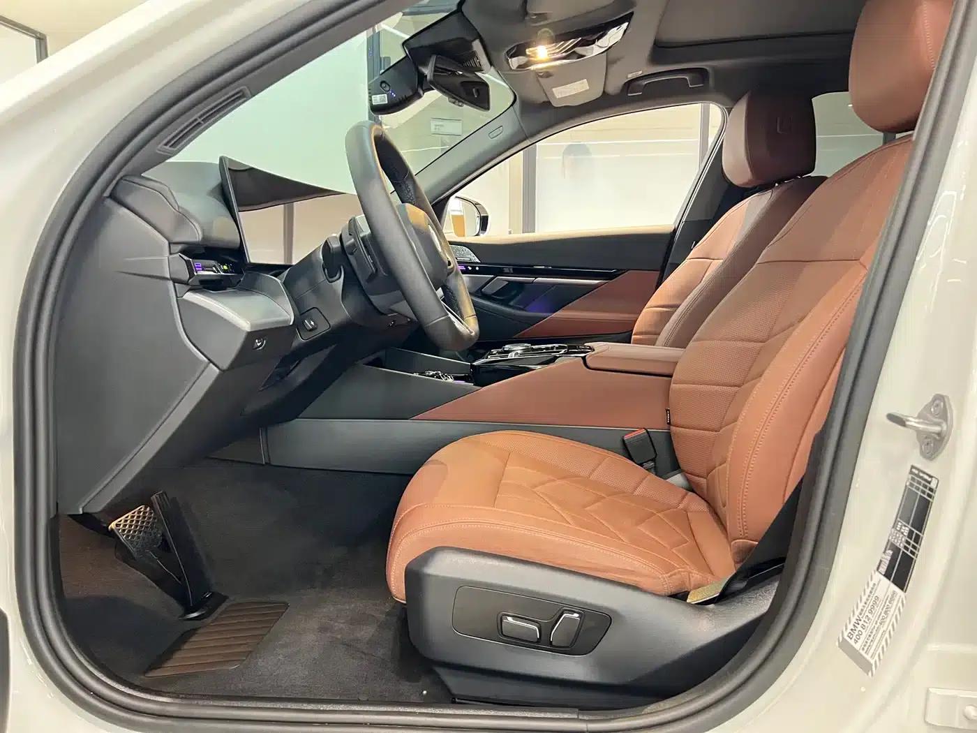 2024 BMW 5 Series 525Li M Sport Package — миниатюра 5