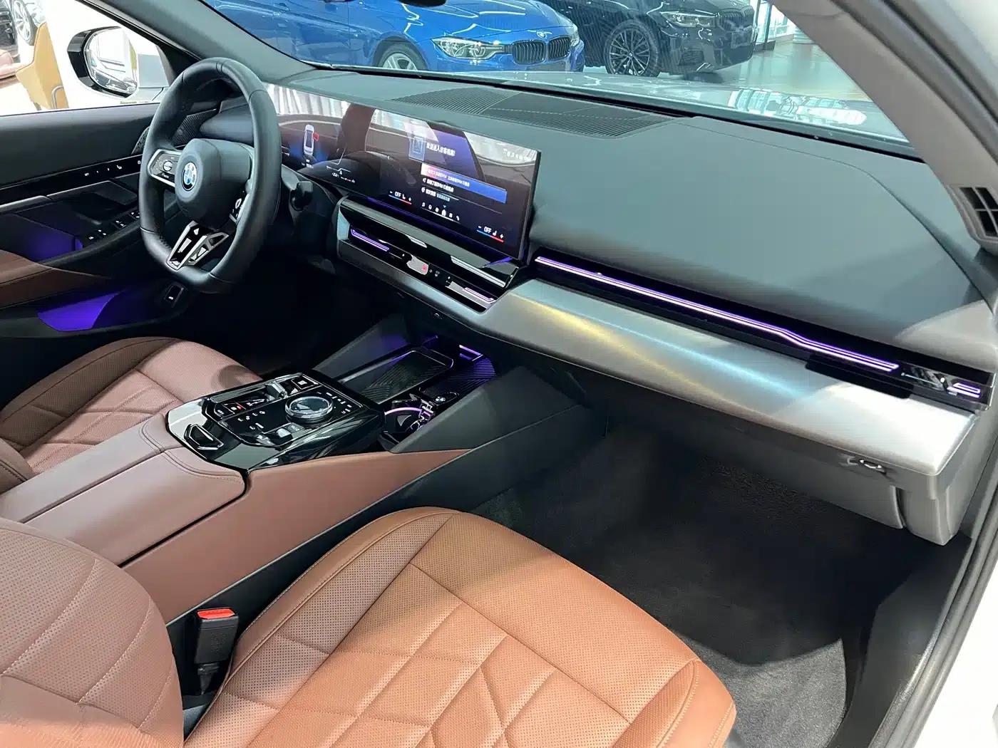 2024 BMW 5 Series 525Li M Sport Package — миниатюра 7