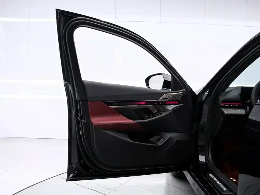 2025 BMW 5 Series 530Li Luxury M Sport Package — миниатюра 11