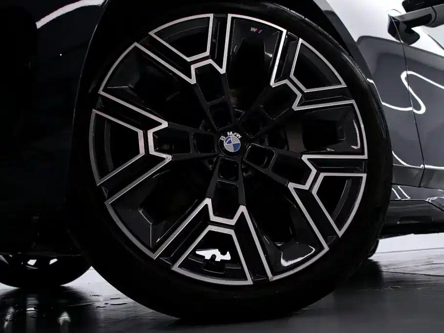 2025 BMW 5 Series 530Li Luxury M Sport Package — миниатюра 16