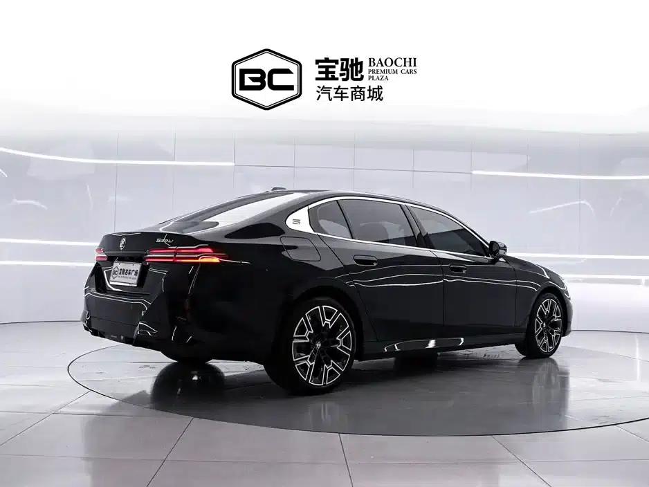 2025 BMW 5 Series 530Li Luxury M Sport Package — миниатюра 3