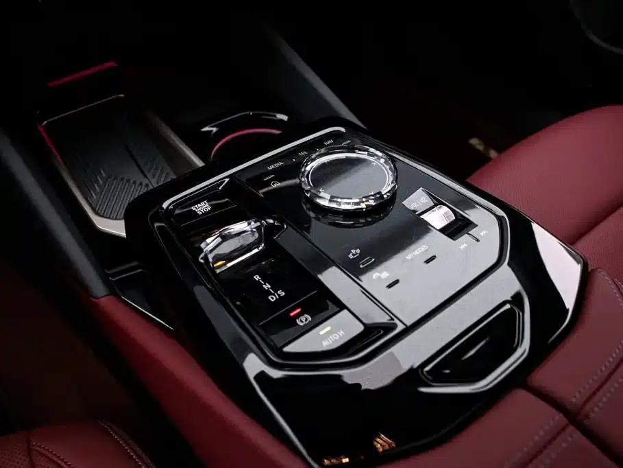2025 BMW 5 Series 530Li Luxury M Sport Package — миниатюра 9