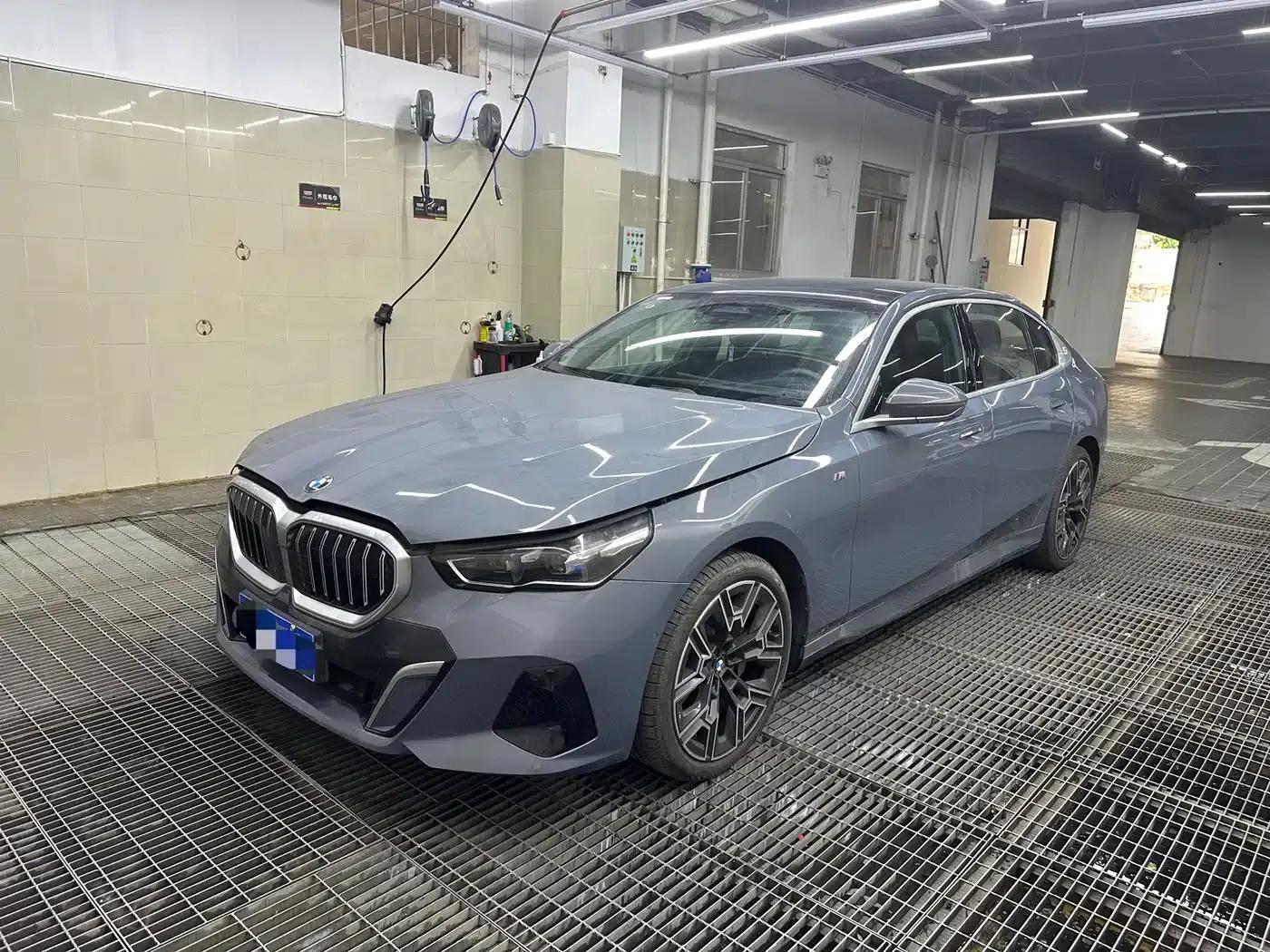 2024 BMW 5 Series 530Li Luxury M Sport Package — миниатюра 1