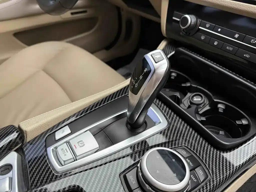 BMW 5 Series 2011 520Li Elegant Edition — миниатюра 12