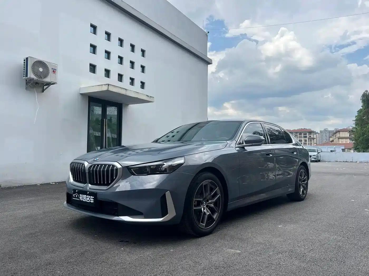 2024 BMW 5 Series 530Li Leading Luxury Package — миниатюра 1