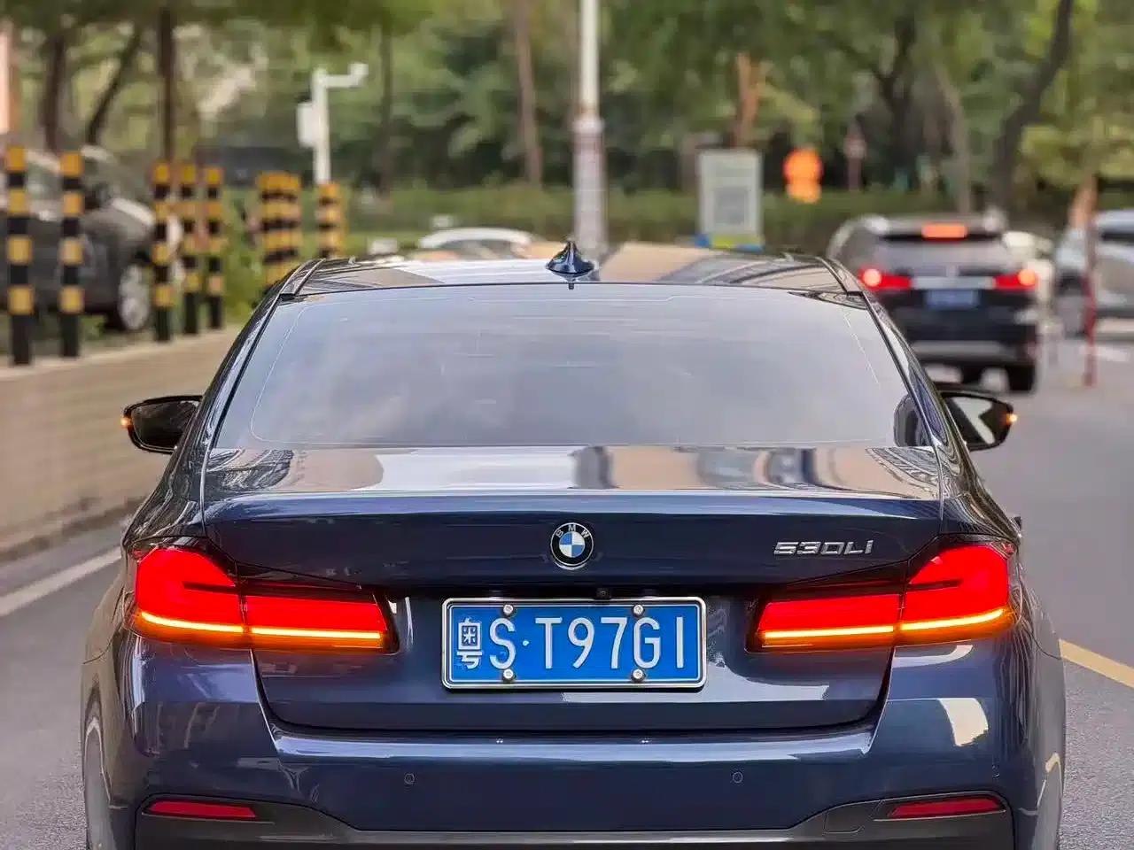 2021 BMW 5 Series 530Li Leading Edition M Sport Package — миниатюра 3