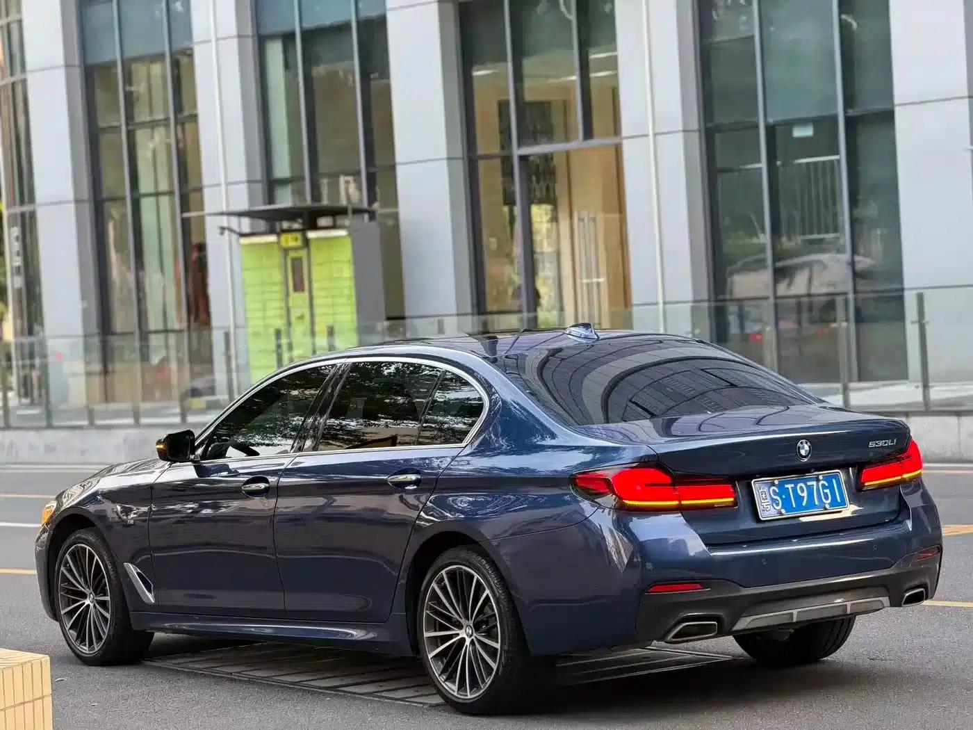 2021 BMW 5 Series 530Li Leading Edition M Sport Package — миниатюра 4