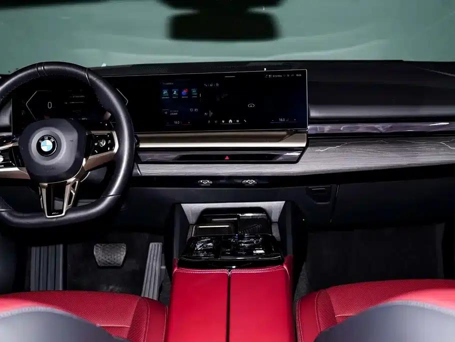 2025 BMW 5 Series 530Li Luxury M Sport Package — миниатюра 13