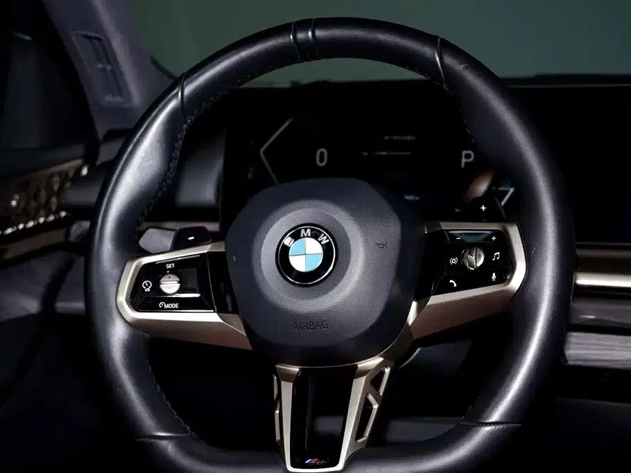 2025 BMW 5 Series 530Li Luxury M Sport Package — миниатюра 14