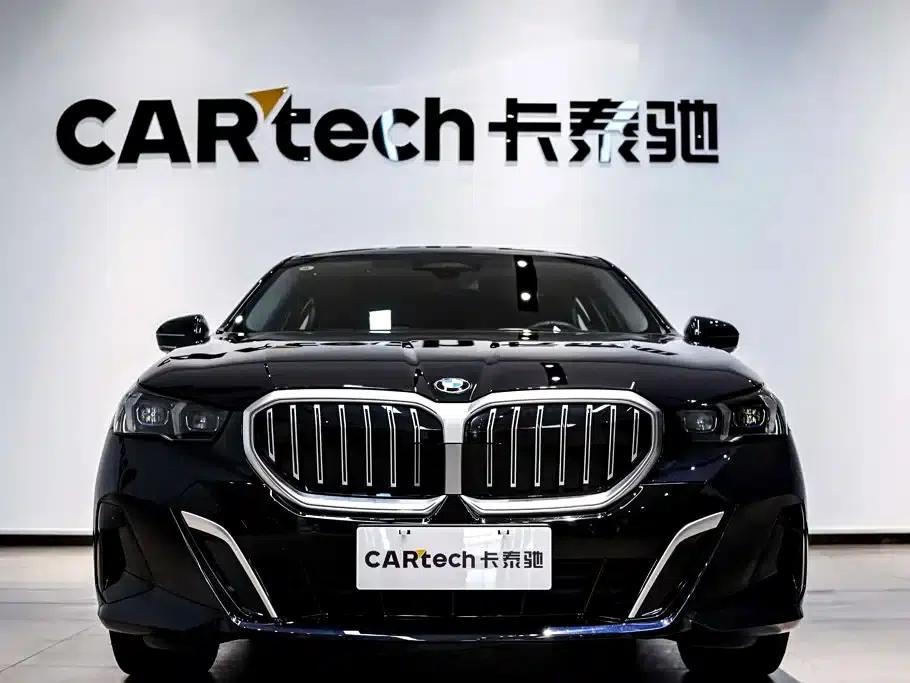 2025 BMW 5 Series 530Li Luxury M Sport Package — миниатюра 3