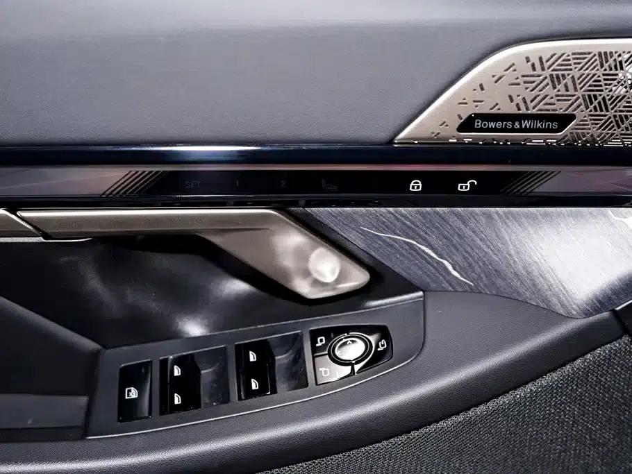 2025 BMW 5 Series 530Li Luxury M Sport Package — миниатюра 26