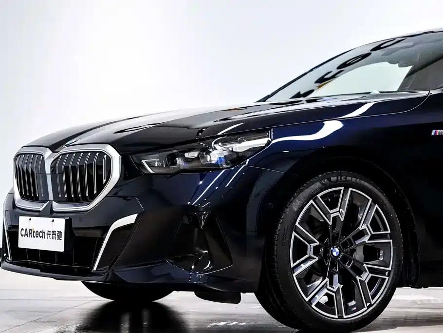 2025 BMW 5 Series 530Li Luxury M Sport Package — миниатюра 4