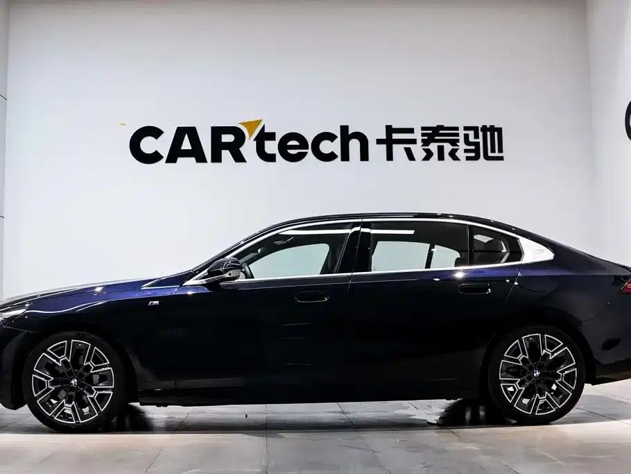 2025 BMW 5 Series 530Li Luxury M Sport Package — миниатюра 31