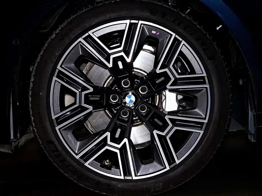 2025 BMW 5 Series 530Li Luxury M Sport Package — миниатюра 10