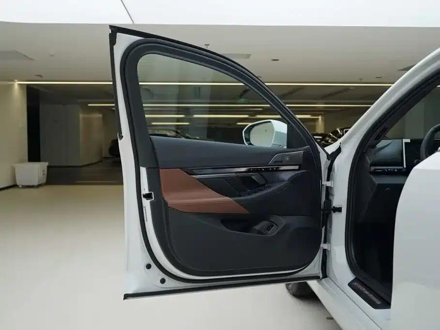 2024 BMW 5 Series 530Li Leading Luxury Package — миниатюра 17