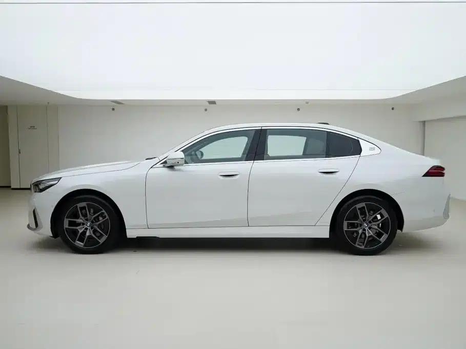 2024 BMW 5 Series 530Li Leading Luxury Package — миниатюра 3