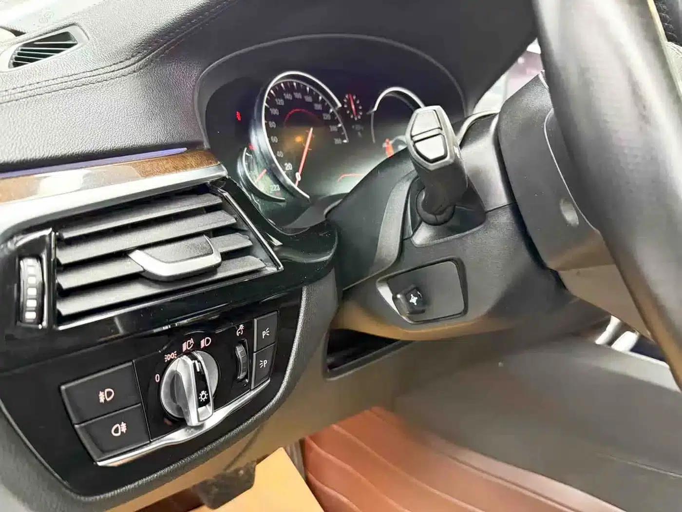 2018 BMW 5 Series 525Li Luxury Package — миниатюра 11