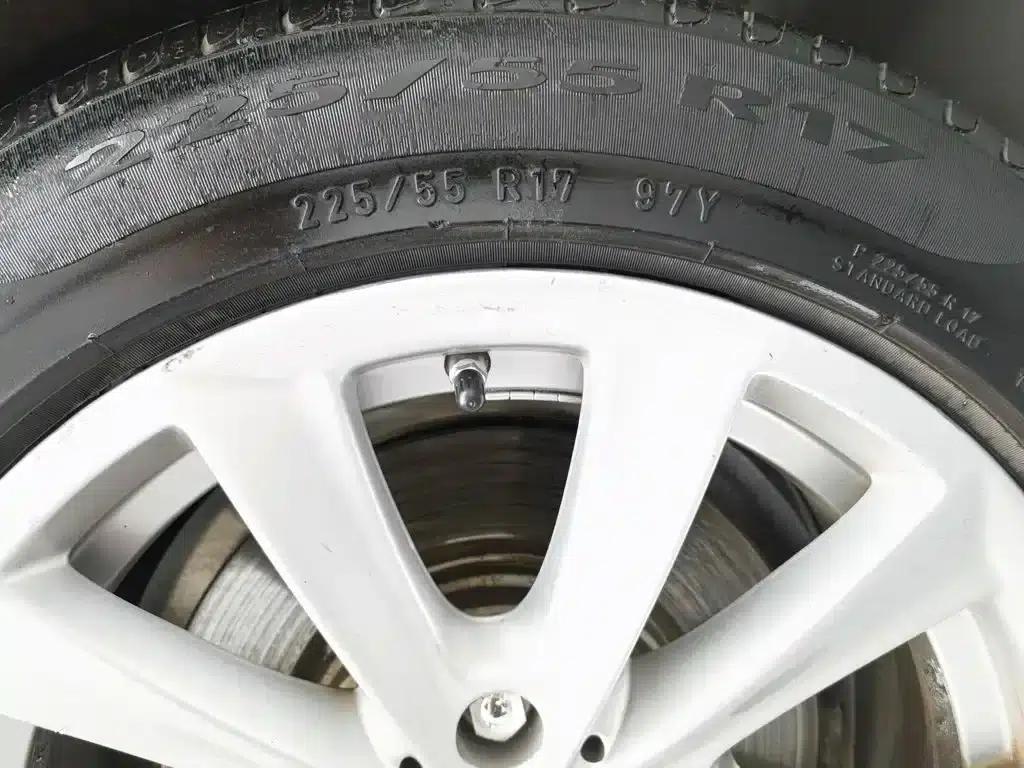 BMW 5 Series 2011 523Li Luxury — миниатюра 24