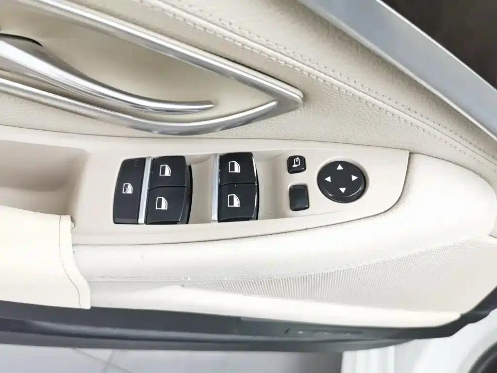 BMW 5 Series 2011 523Li Luxury — миниатюра 9
