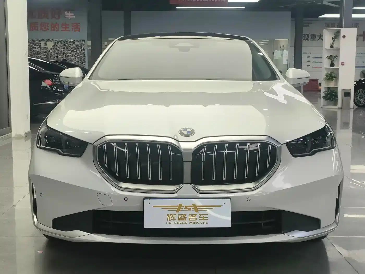 2025 BMW 5 Series 530Li Leading Luxury Package — миниатюра 2