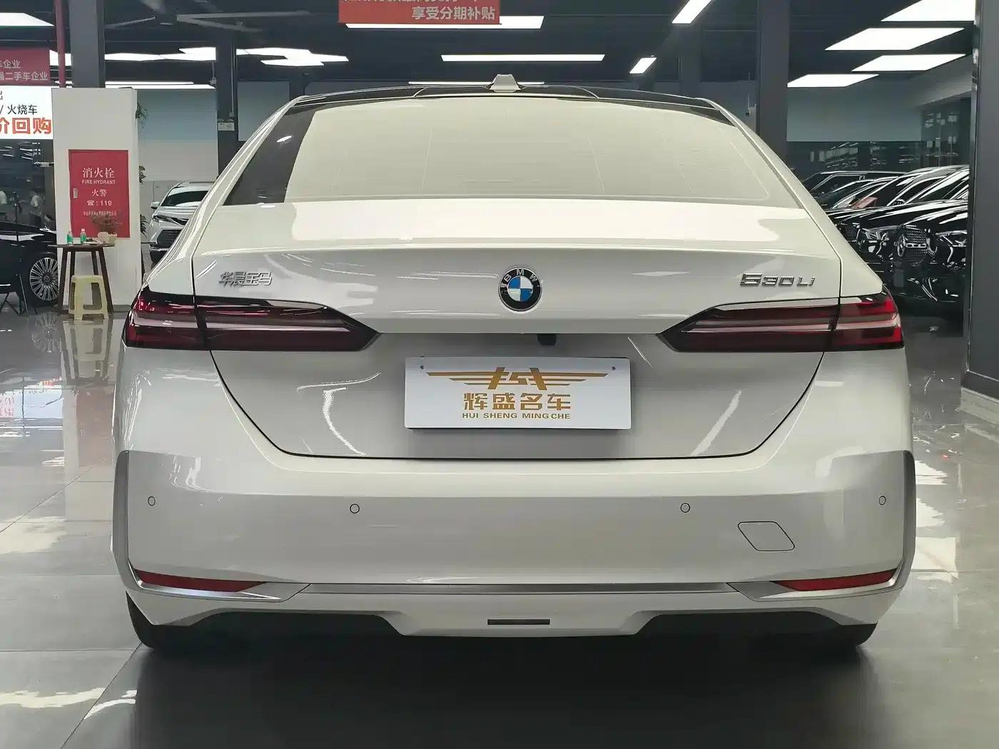 2025 BMW 5 Series 530Li Leading Luxury Package — миниатюра 13
