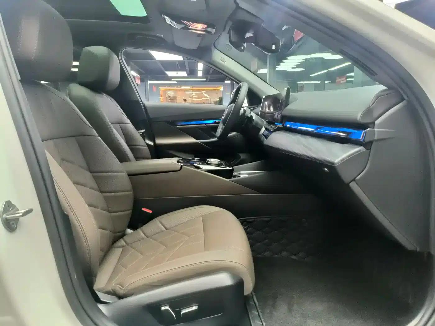 2025 BMW 5 Series 530Li Leading Luxury Package — миниатюра 4