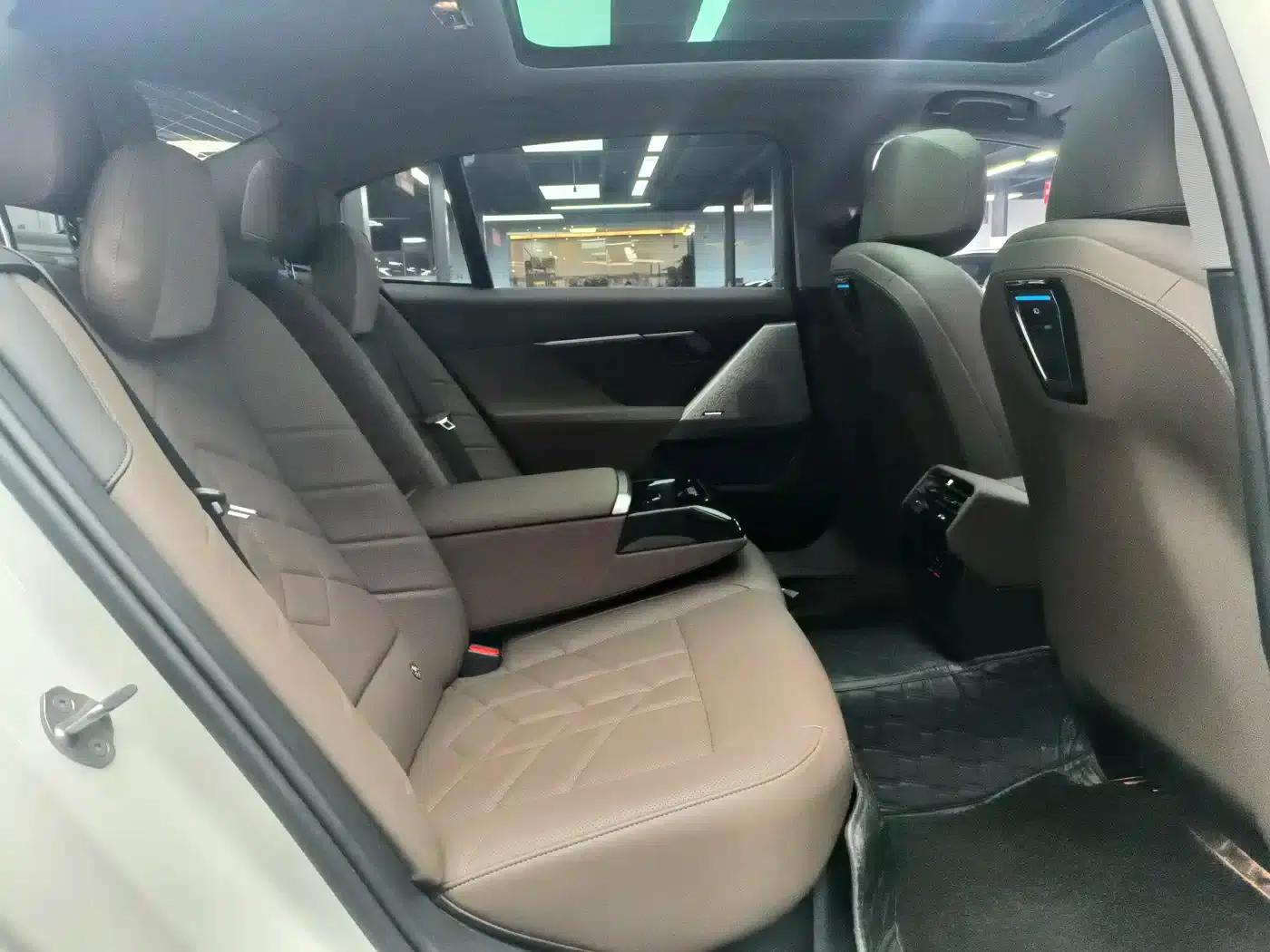 2025 BMW 5 Series 530Li Leading Luxury Package — миниатюра 5