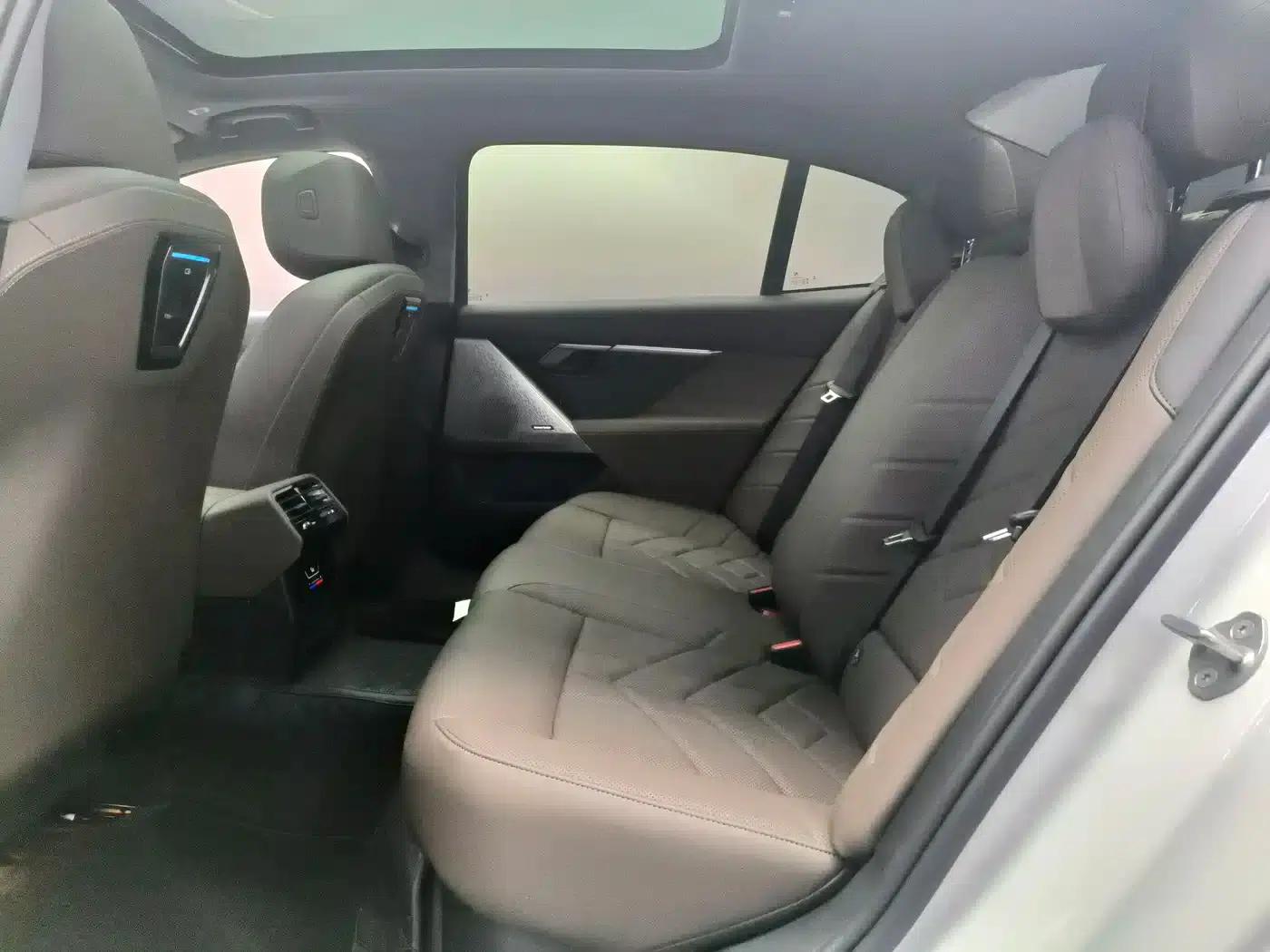 2025 BMW 5 Series 530Li Leading Luxury Package — миниатюра 6