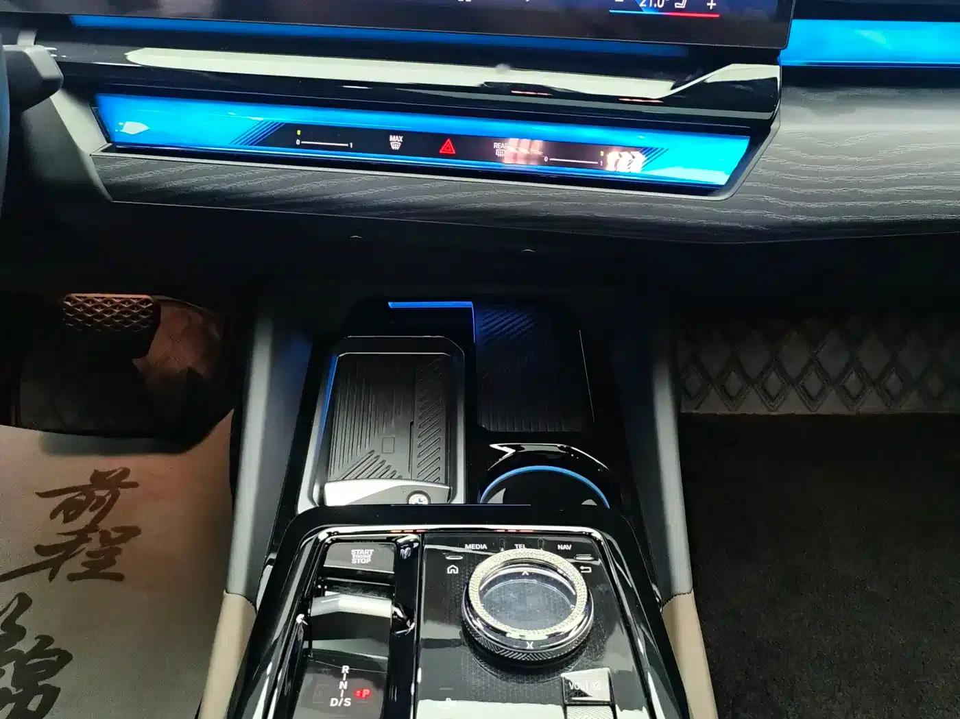 2025 BMW 5 Series 530Li Leading Luxury Package — миниатюра 8