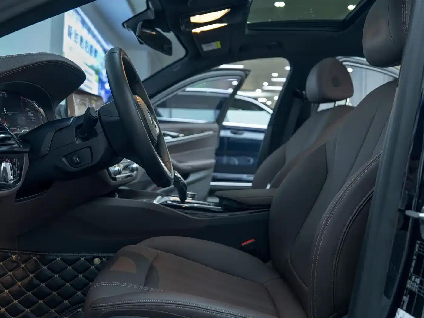 2020 BMW 5 Series 525Li M Sport Package — миниатюра 11
