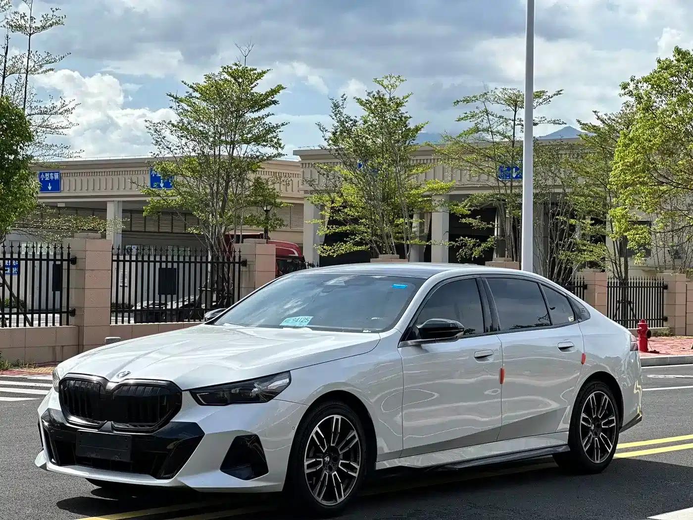 2024 BMW 5 Series 530Li Leading Edition M Sport Package — миниатюра 1
