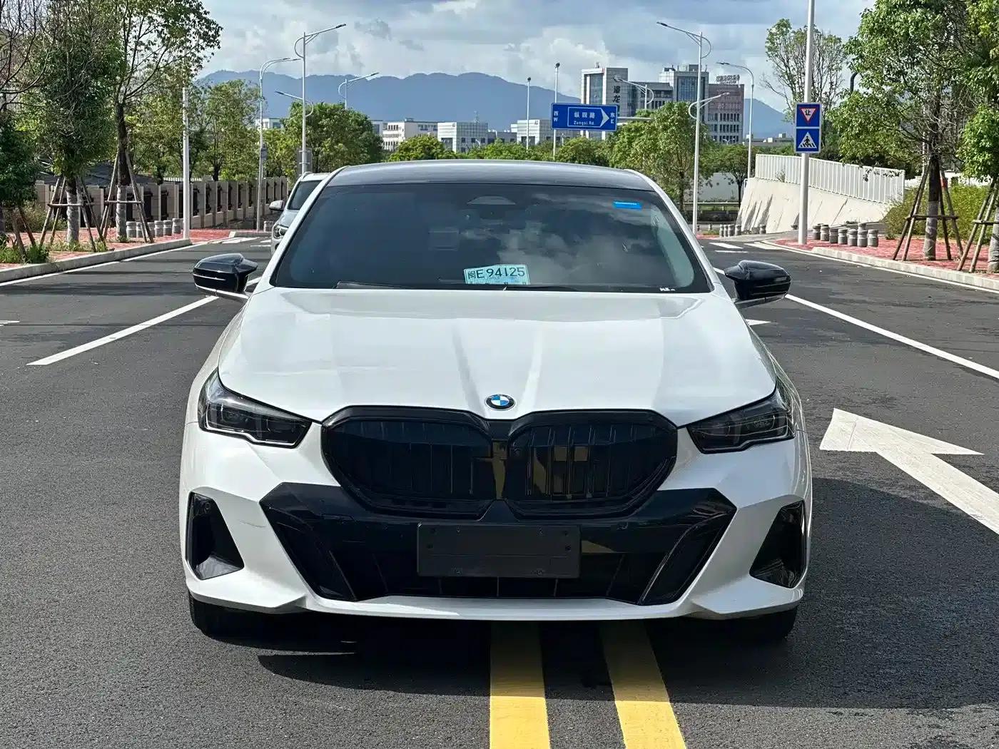 2024 BMW 5 Series 530Li Leading Edition M Sport Package — миниатюра 2