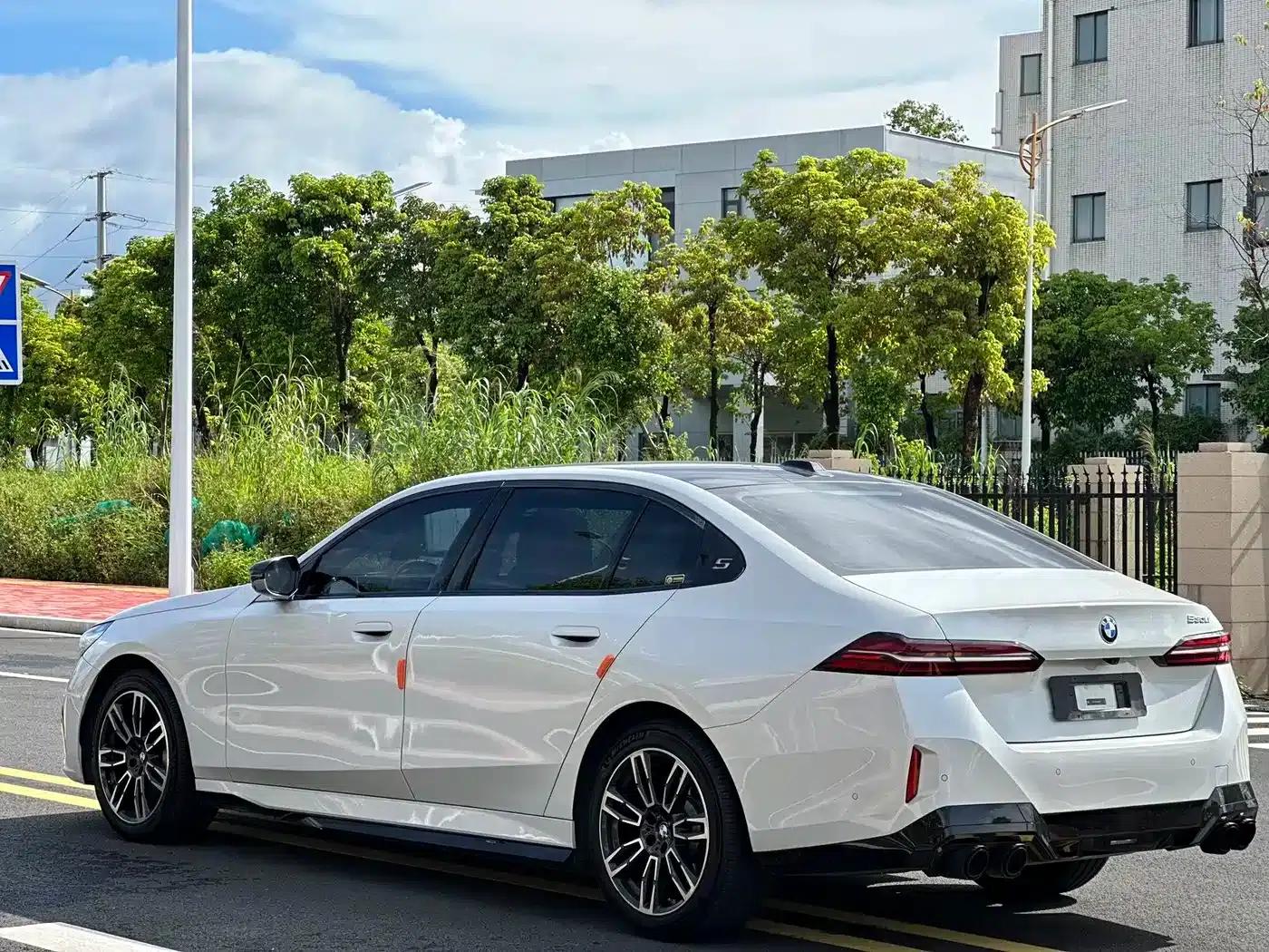 2024 BMW 5 Series 530Li Leading Edition M Sport Package — миниатюра 7