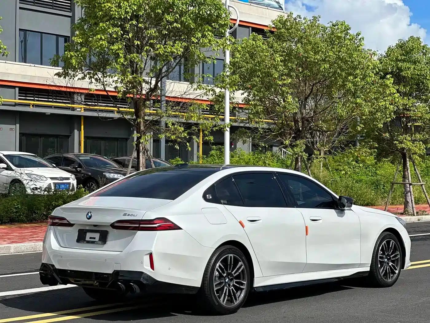 2024 BMW 5 Series 530Li Leading Edition M Sport Package — миниатюра 9