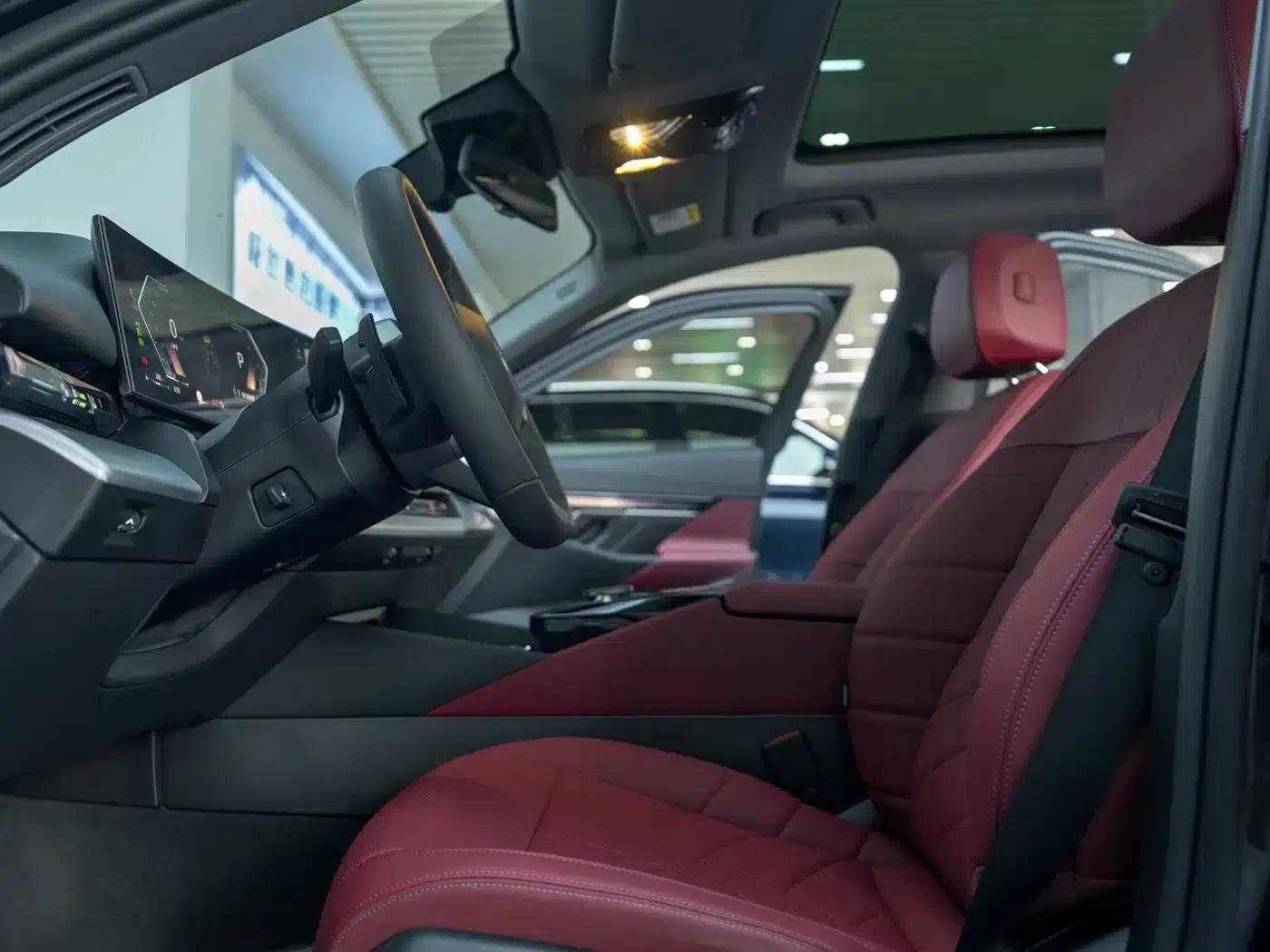 2025 BMW 5 Series 525Li M Sport Package — миниатюра 11