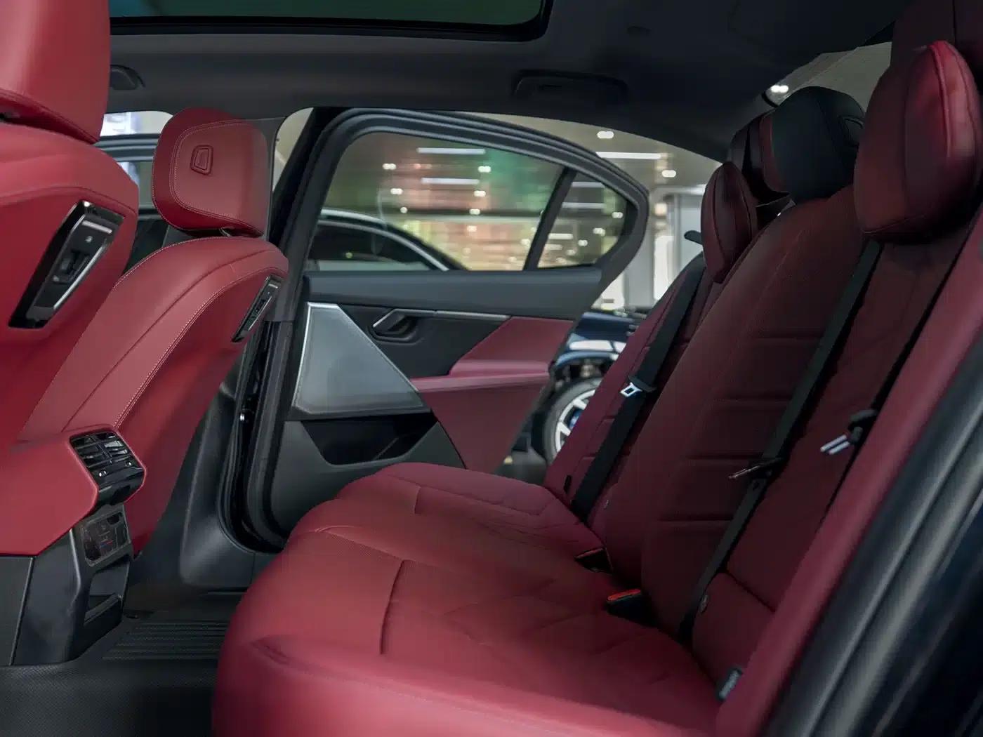 2025 BMW 5 Series 525Li M Sport Package — миниатюра 12