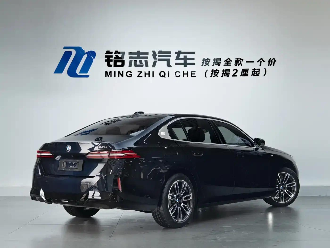 2025 BMW 5 Series 525Li M Sport Package — миниатюра 4