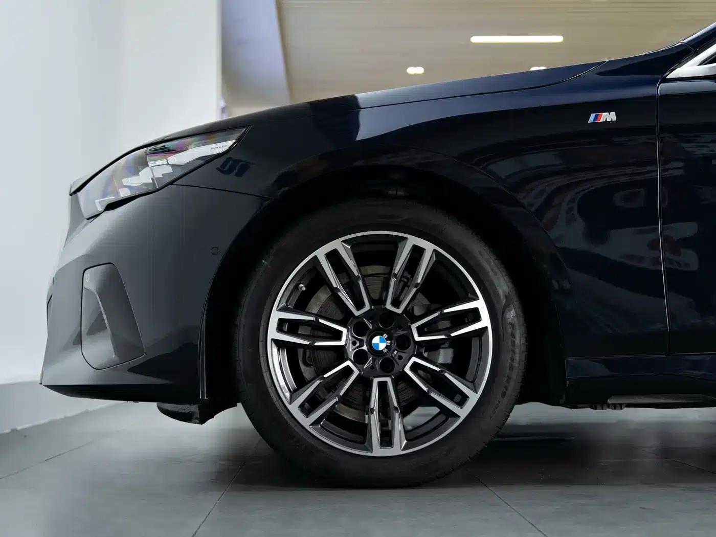 2025 BMW 5 Series 525Li M Sport Package — миниатюра 8