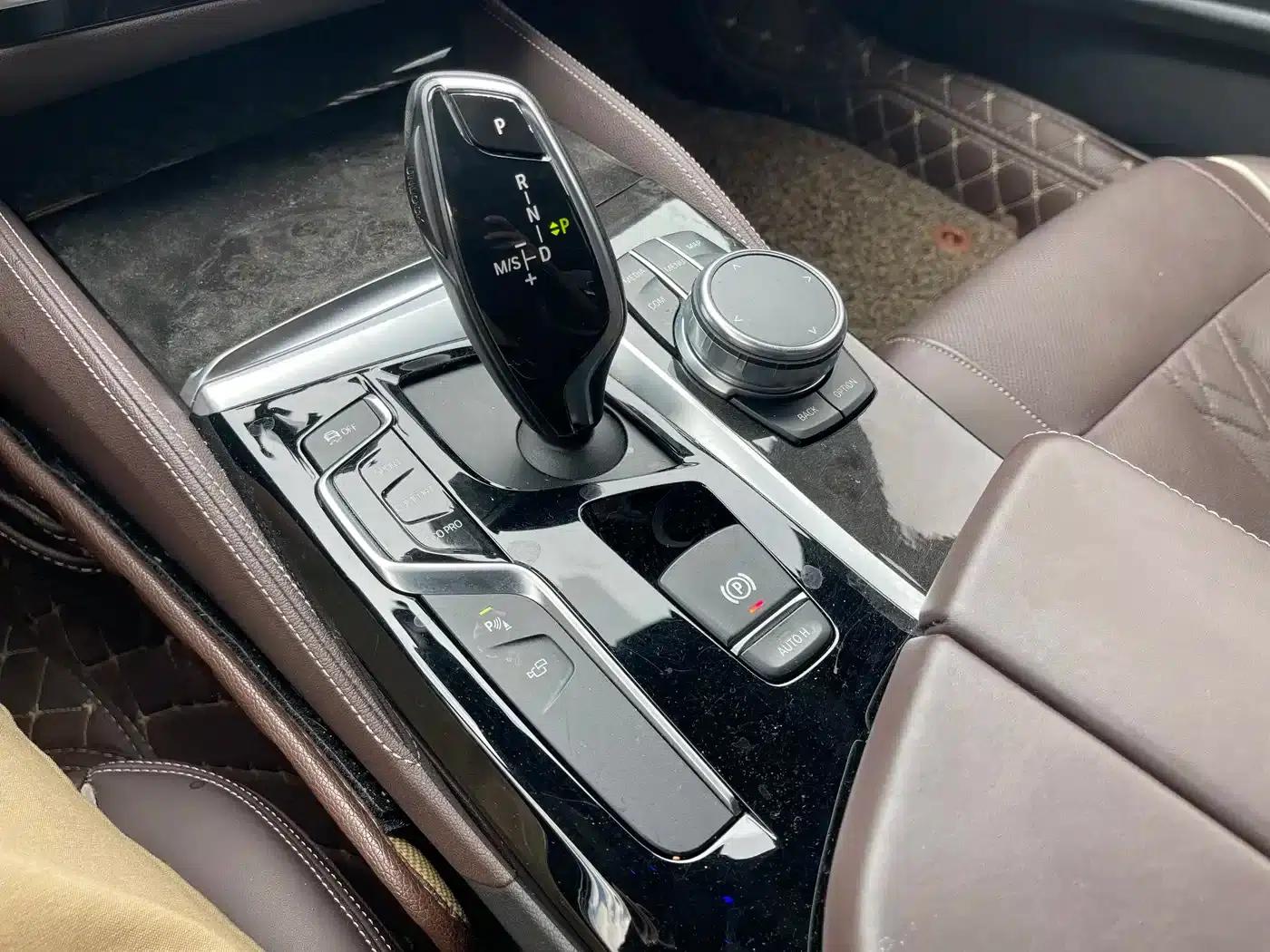 2018 BMW 5 Series 530Li Luxury M Sport Package — миниатюра 10