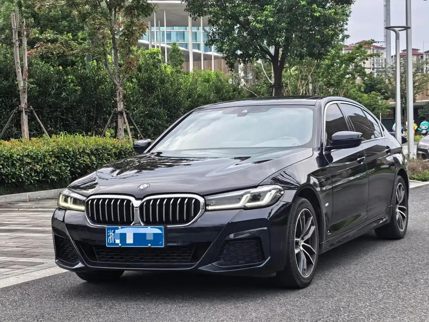 2022 BMW 5 Series 525Li M Sport Package — миниатюра 1