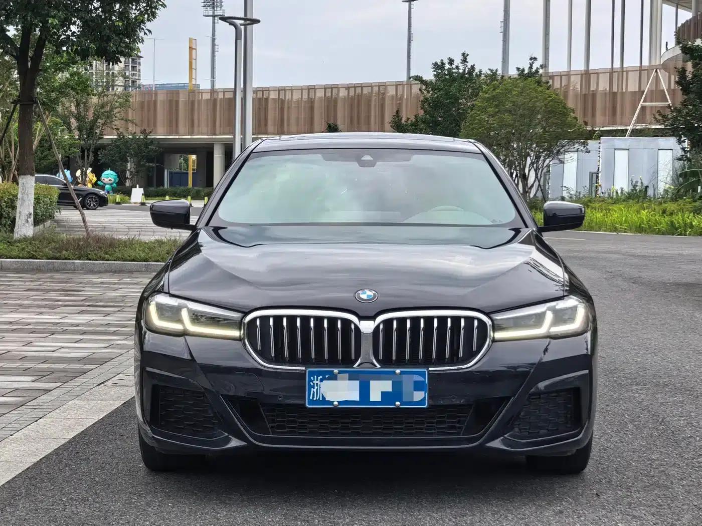2022 BMW 5 Series 525Li M Sport Package — миниатюра 2