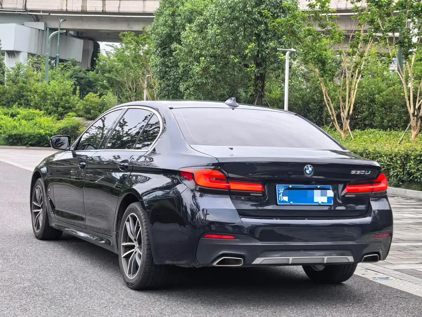 2022 BMW 5 Series 525Li M Sport Package — миниатюра 4