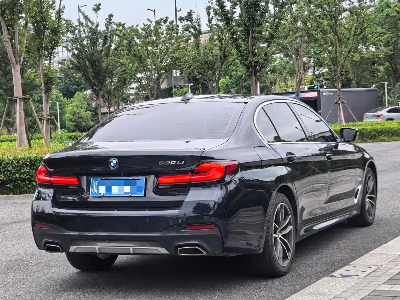 2022 BMW 5 Series 525Li M Sport Package — миниатюра 6