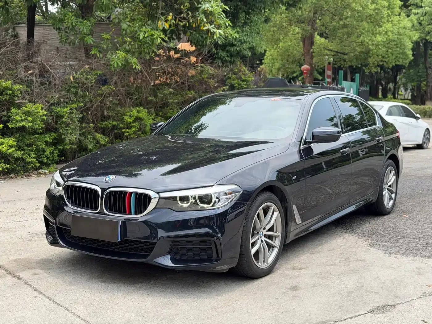 2020 BMW 5 Series 525Li M Sport Package — миниатюра 1