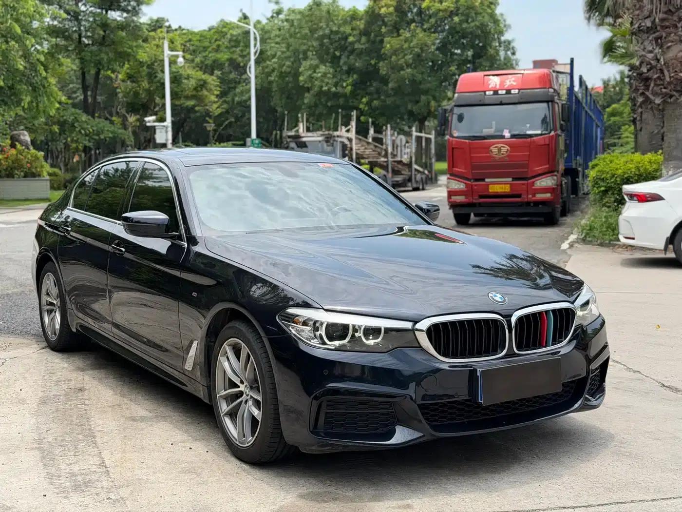 2020 BMW 5 Series 525Li M Sport Package — миниатюра 2