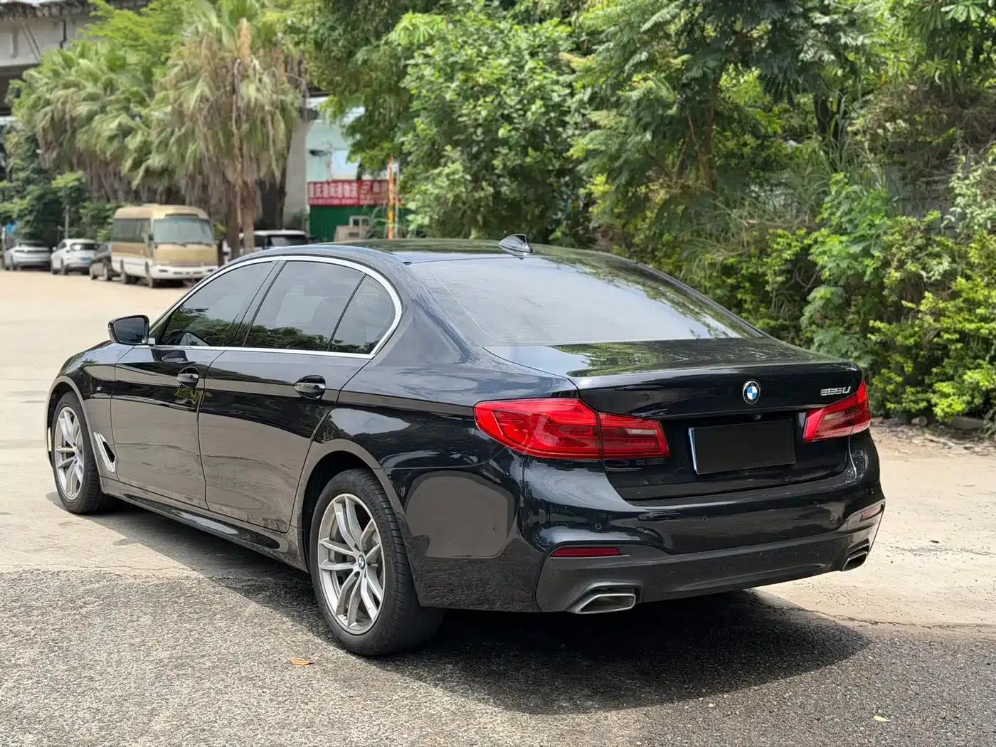 2020 BMW 5 Series 525Li M Sport Package — миниатюра 7