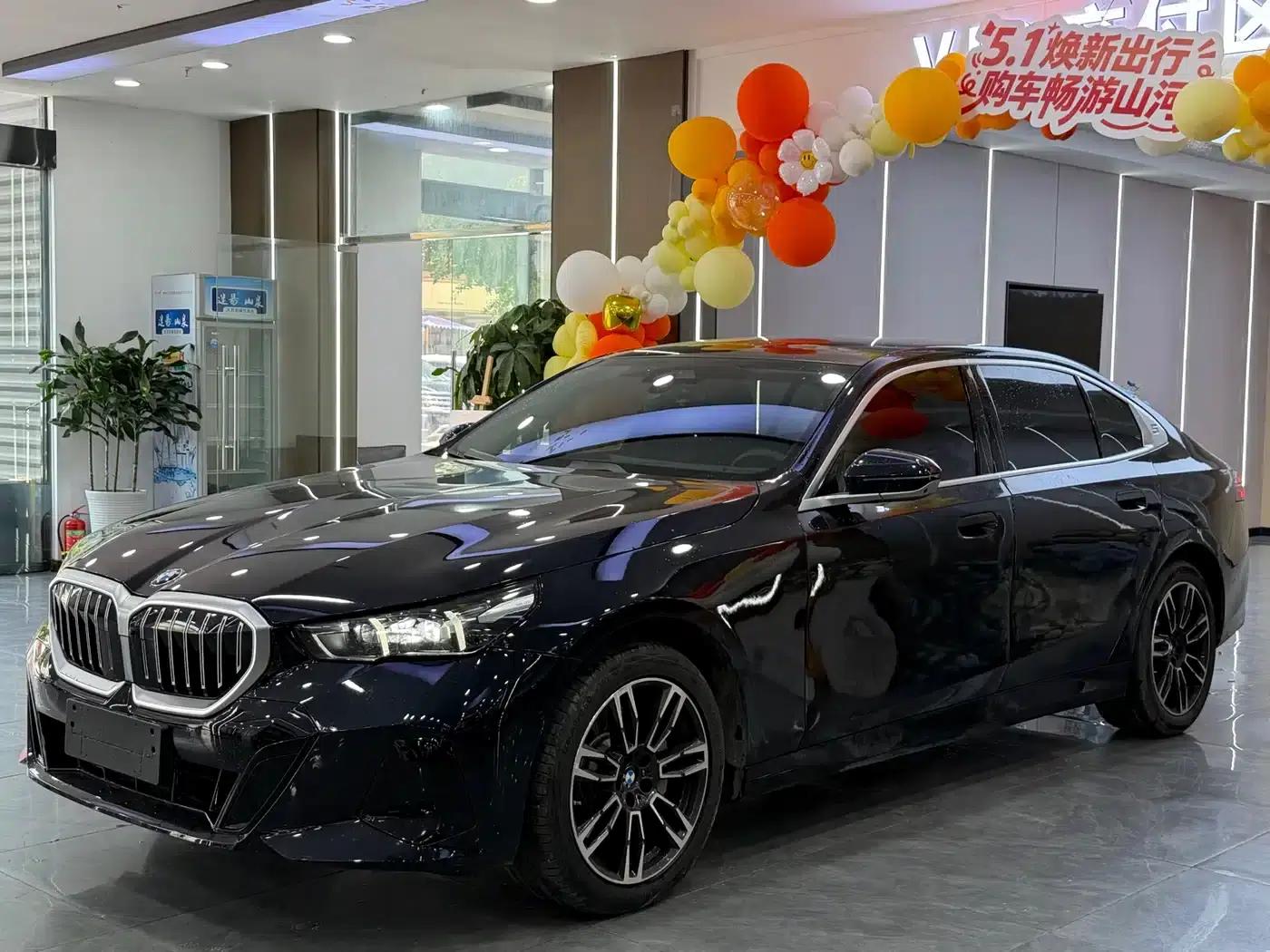 2025 BMW 5 Series 530Li Leading Edition M Sport Package — миниатюра 1