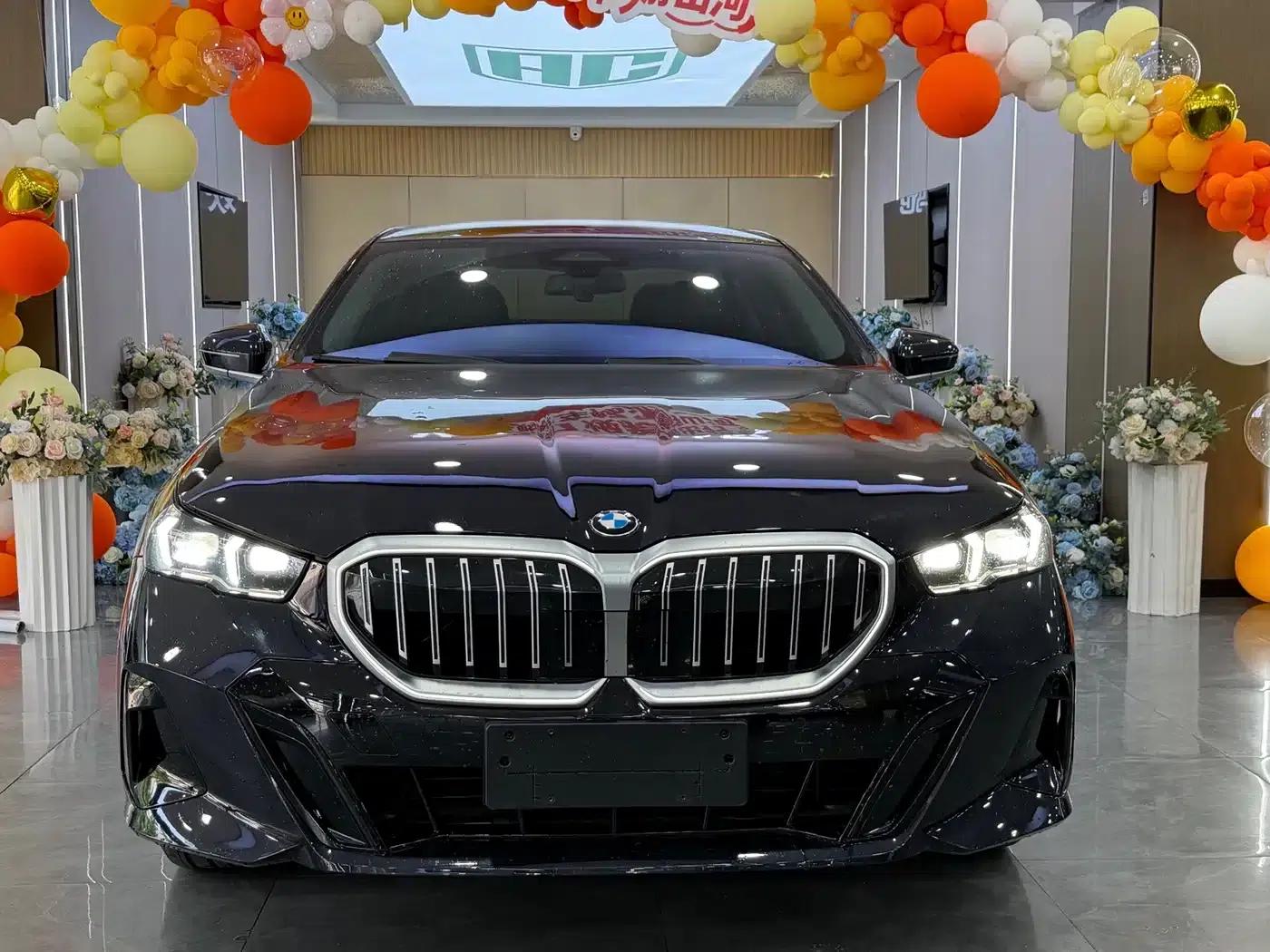 2025 BMW 5 Series 530Li Leading Edition M Sport Package — миниатюра 2